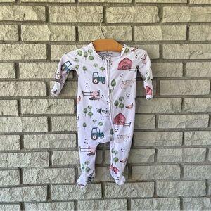 Caden Lane White Farmhouse Printed Footed Sleeper
Size 0-3M